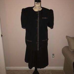 T Fe Vintage women’s size 18 blue skirt suit